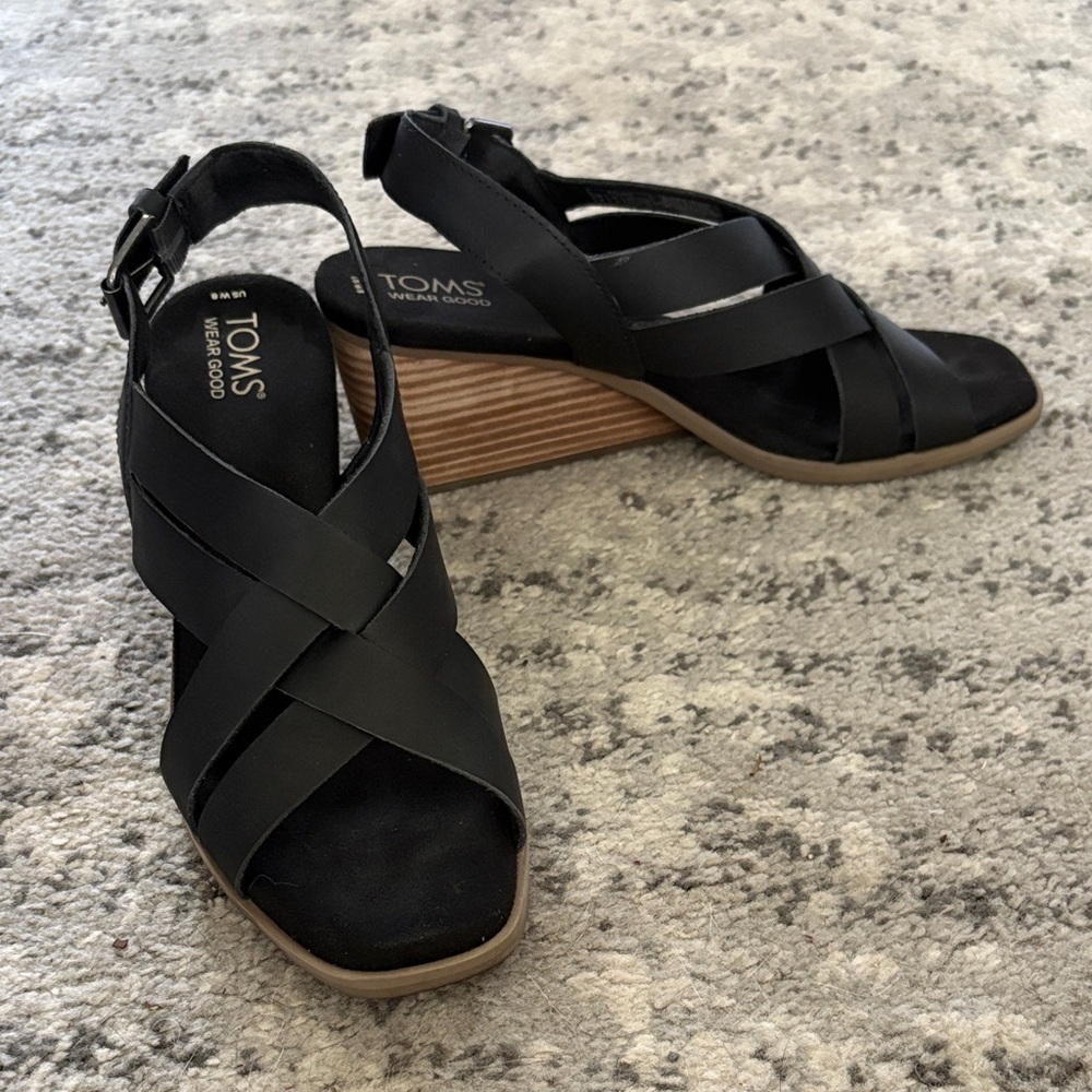 Tom’s black leather wedge sandals, size 8
Excellent condition
